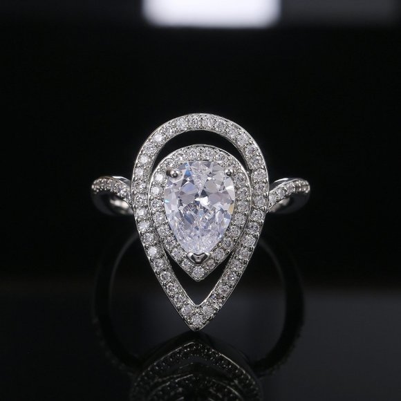 Elegant Silver Teardrop Ring - Picture 4 of 9